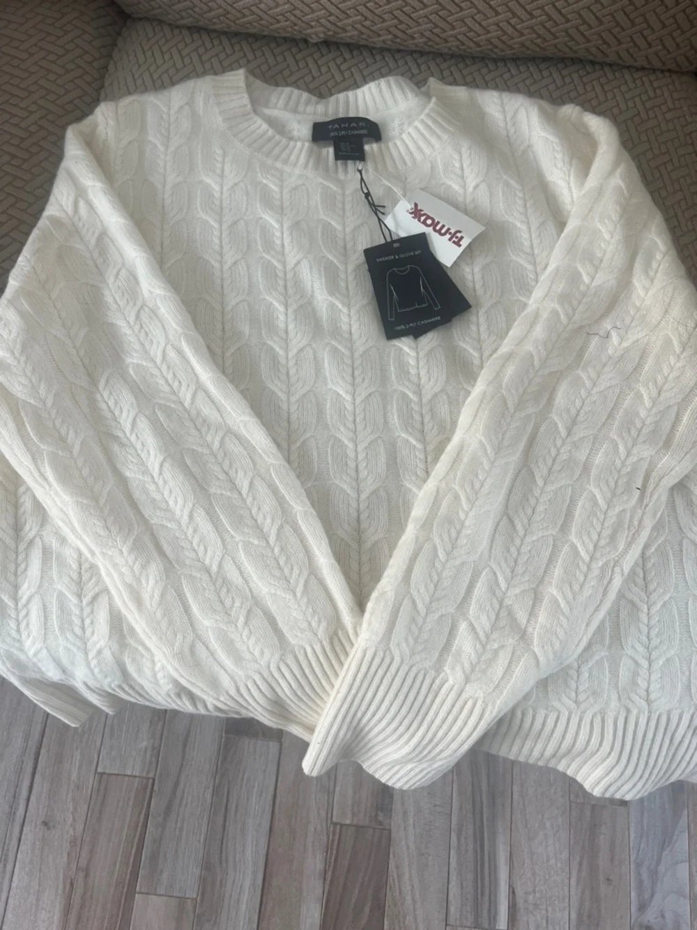 NWT 100%  TAHARI Cream Cable-Knit Crewneck Cashmere Sweater with Glove box set. - Picture 7 of 8